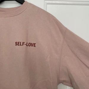 Sweater tryck på ryggen - Snygg sweater med tryck på ryggen köpt på Hm, sitter oversized och är i storlek M🤍säljer för 100kr+frakt