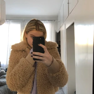 Teddyjacka - Teddyjacka från ginatricot i storlek 38 men sitter bra på mig som brukar ha S. Nästan oanvänd så den är i bra kvalite. Köparen står för frakt. Står ej för postnords slarv 🤎