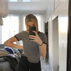 T-shirt - Randig tshirt med svarta kanter från hm i storlek s. Köparen står för frakt. Står ej för postnords slarv 🤎