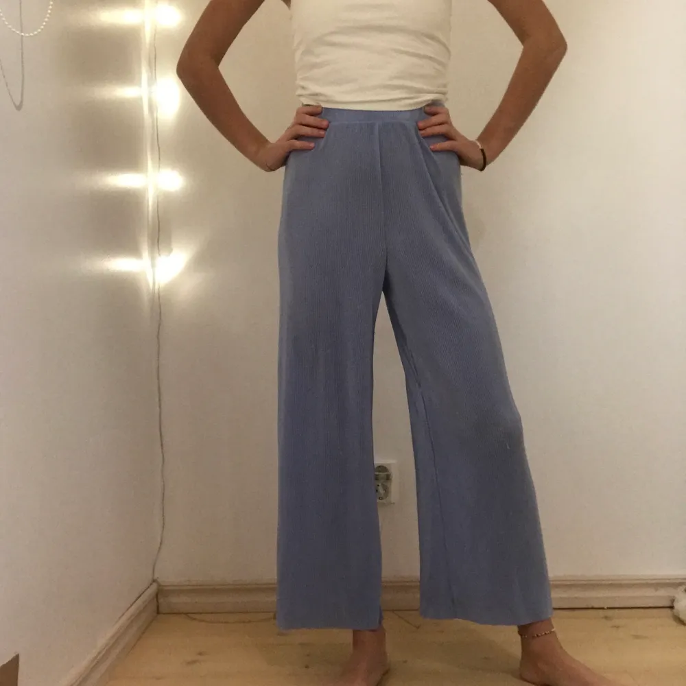 Från monki, nypris 250kr. för Avklippta men knappt använda. Köparen står för frakten!. Jeans & Byxor.