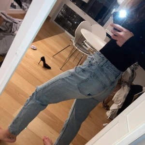MOM JEANS  - Mom jeans med slitningar på knäet. Från topshop