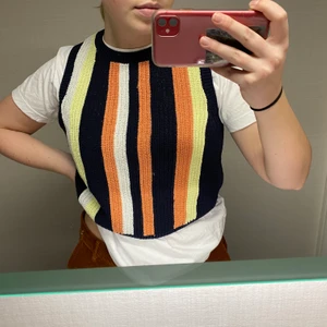 Väst/linne - Säljer denna väst/linne! Fungerar lika bra utan tshirt! Köpt från & other stories! Passar S/M