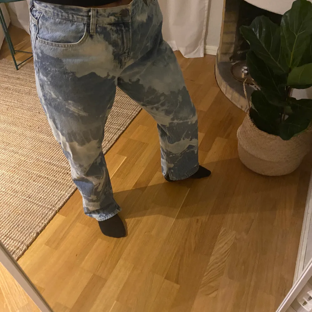 Sjukt snygga jeans köpte på Instagram men de är tyvärr för stora för mig. Använda en gång. Jeans & Byxor.