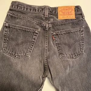 Levis (501) baggy - Kör budgivning på dessa populärt levis (501) som man ser på “Pinterest” högsta budet får de! Bud börjar från 100kr inklusive frakt! De e som nya och skulle passa tjejer eller killar från 1.80 och under. De passar som baggy :) Bud ligger på: 700