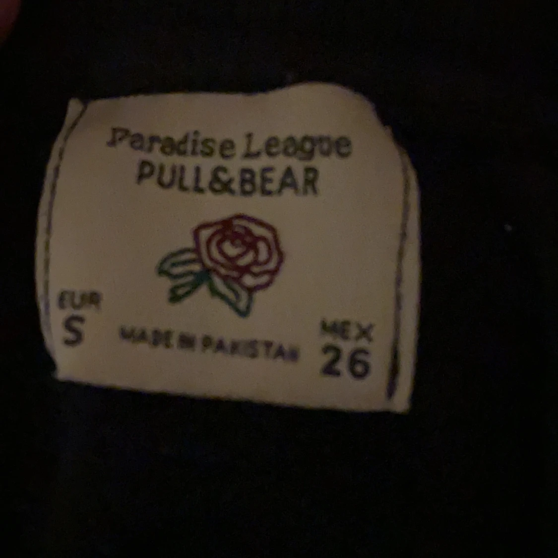 Svart tröja med detaljer  - 91