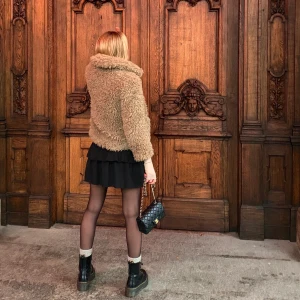 Pälsjacka - Jättegosig beige päls/teddyjacka från Zara. Använd och därmed lite ruffsig under armarna och i nederkanten, det syns på bilderna. Strl S