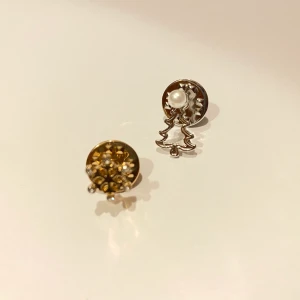 Örhängen/ brosch - En gran som är silvrig med pärla och snöflinga med diamanter. Aldrig använda 