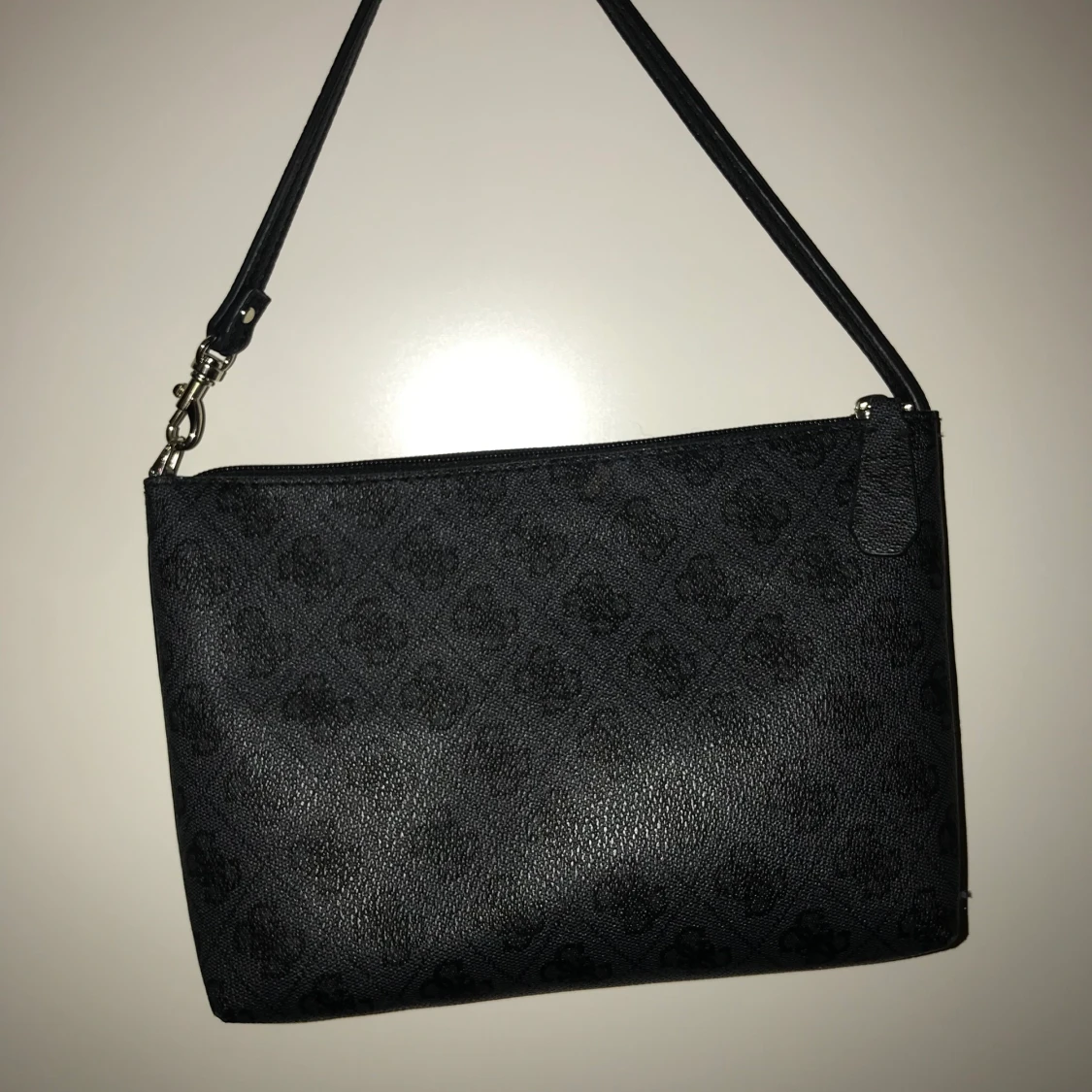 ÄKTA GUESS AXELVÄSKA - 90