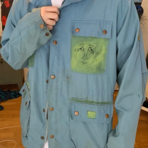 Cool oversized målad jacka - En gammal blå jacka som jag målat med textilfärg! På framsidan är det två figurer, en på baksidan också. Jackan är skön och passar perfekt till våren. Nu i vinter passar den även att ha under en vinterjacka. Den är stor i storlek och är perfekt om man gillar lite äldre plagg men en ny och annorlunda twist. 