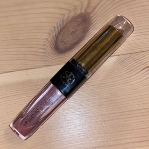 Läppstift och läppglans - Ett läppstift med tillhörande läppglans 