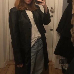 Skinnkappa - Svart skinnkappa i veganskt läder. Inköpt second hand men i superbra skick