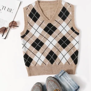 Stickad väst - Trendig väst i rutmönster. One-size men skulle säga att den mest är som S, men funkar även att använda som XS/M beroende på hur man föredrar passformen.