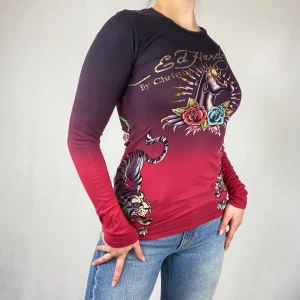 Ed Hardy  - Intressekoll! Storlek XS, passar även S. I fint skick dock så den är liite nopprig men knappt så det läggs märke till. SafePay knappen är aktiverad så det går att köpa direkt utan att behöva meddela! Tar annars swish! Använder helst Safepay då det blir säkrare för båda (Safepay tar 10% av betalningen och spårbar frakt på 66kr är inräknad i priset) Om du lägger upp en Instagrambild på ditt köp så får du gärna tagga @thewearbones för att bli featured 🧚🏼🥂 (Skriv gärna om du har eventuella frågor!) 