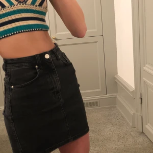 Jeans Kjol - En perfekt svart/grå jeans kjol! Köptes på zara och är i mycket bra skick. Pris kan diskuteras!