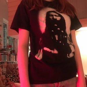 Evisu T-Shirt  - As cool T-shirt köpt Second Hand 🖤