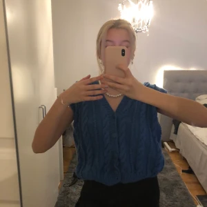 Väst med knappar😇 - Säljer min väst med knappar köpt på second hand💙skriv om du har någon fundering!