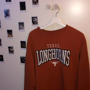 Vintage sweatshirt - Orange vintage sweatshirt. Har storlek M men passar mig (som brukar ha storlek s) oversized. Är i gott skick utan defekter och är jättemjuk på insidan. Frakt tillkommer. Är flera intresserade så skicka bud! 