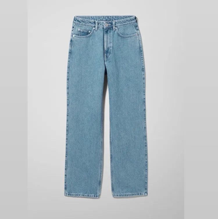 Köpte dessa jeans i perfekt skick här på plick men de var lite korta på mig som är 179:( annars är dom felfria och supersnygga🥰 Modellen är Rowe från weekday och är i färgen sky blue💙💙 pris kan diskuteras vid snabb affär💓💓. Jeans & Byxor.