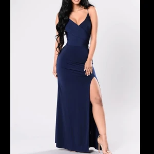 Mörk blå slit bal klänning - Säljer min skit snygga bal klänning, har använt den en gång på balen. Beställde den på fashion Nova och är i perfekt skick. Den är så snygg och rekommenderar starkt klänning för balen eller någon annan festlig event. Den sitter bra på kroppen och är inte genomskinlig. Klänningen är elastisk och anpassar sig efter din kroppsform men formar din kropp så du får en fin timglas figur. ❤️ frakt ingår ej. Köpte den för ungefär 500-600kr med frakt och säljer den för halva priset☺️