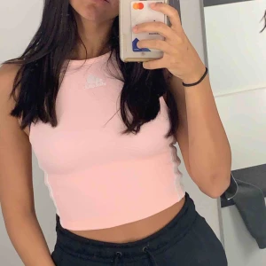  - jätte fin tröja från adidas!! säljer för 60 kr då ja aldrig använt den nypris är 300!!