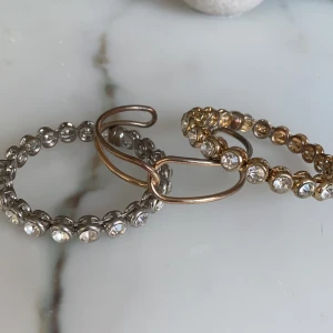 Armband - fint skick! Ej äkta silver/guld - Den med Knut har tappat lite färg - säljer den därför för 25 + 5 kr frakt. De andra 2 är i jättefint skick & säljer därför de för 50kr/st men fri frakt. Glöm inte att kika på mina andra annonser, så samfraktar jag smyckena om ni hittar något mer! 🌹 