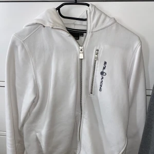 Sail racing kofta - Vit Sail racing tröja storlek S/M. Några fåtal fläckar (se bilder) men kommer att tvätta koftan innan den skickas! ☺️ Den är använd max 3 gånger, köpt för över 1000kr och säljer för 550kr! 