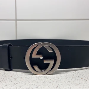 Gucci Leatherbelt - Säljer mitt Gucci leatherbelt, tyvärr finns lite rost men som inte syns på håll, nypris på bältet är 3200kr jag säljer det för 1000kr, originalkartong finns och medföljer. kan skickas mot att köparen står för frakten. Storlek på bältet är 80