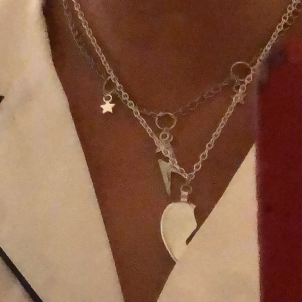 Halsband med ett halv hjärta. Kostar 99kr 💕⚡️ Kolla in min instagram för mer smycken @alvas.z. Accessoarer.