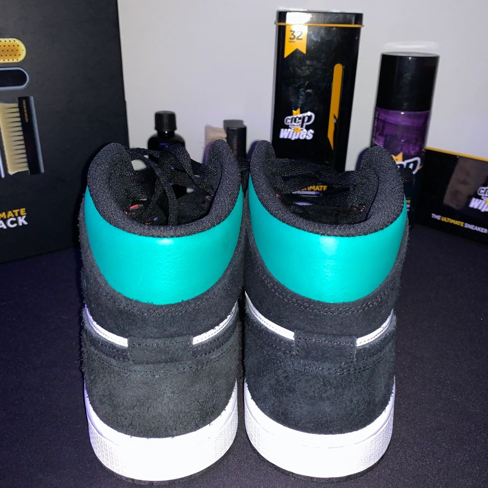 Några jätte bra och snygga Jordan 1s super bra som första Jordan eller som en ny för samlingen! Storlek 41 helt ds (har testat de) men märks inte lådan är i okej skick dm:a @stealz.Sthlm på Instagram för fler bilder! Betala med swish pris går att ändra!. Skor.