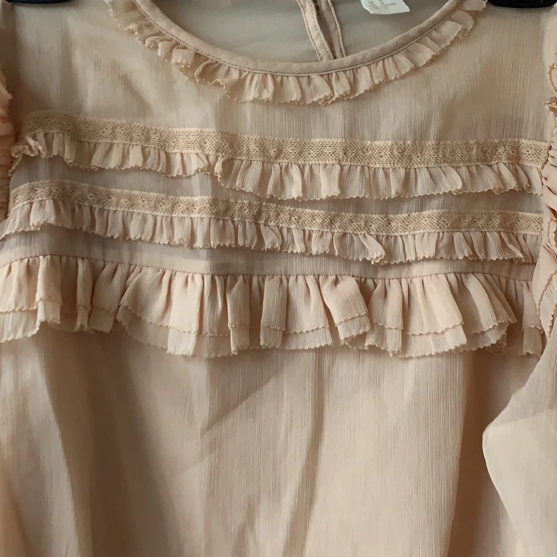 Rosa blus med volanger - 90