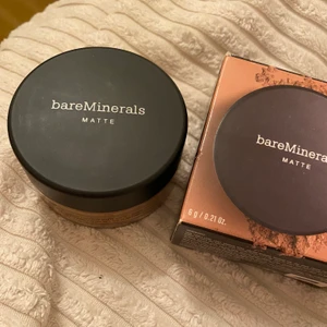Bareminerals matte foundation  - Ny bareminerals matte foundation med SPF15 i färgen warm tan. Köpt i fel färg dessvärre märkte jag när jag öppnade produkten  - därav säljer. Färgen kan man bygga på gradvis. Nypris 299kr, säljer för endast 90kr💓