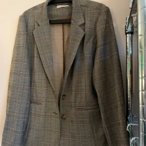 vintage kavaj - rutig kavaj i stretchigt material köpt på second hand, står ingen storlek men skulle säga stor L eller XL! alla kläder tvättas och sprayas med washologi innan de skickas🍄 