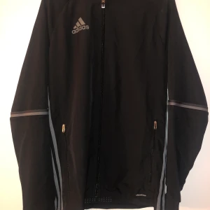 Adidas Climacool - Träningströja från Adidas. Endast provad så i mycket fint skick. Finns för avhämtning i Falun/Borlänge eller skickas mot fraktkostnad. 