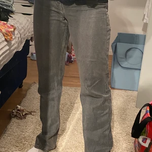 Jeans gråa - Raka jeans gråa från weekday, modellen row strl 38, buda i kommentarerna