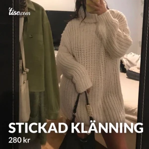 Stickad klänning/oversize tröja  - As söt stickad klänning, oversize tröja ifrån Zara i storleken S! Säljer pga den inte kommit till användning. Materialet sticker inte alls och den är stor så passar även flera storlekar! 💞  Ops endast swish💫