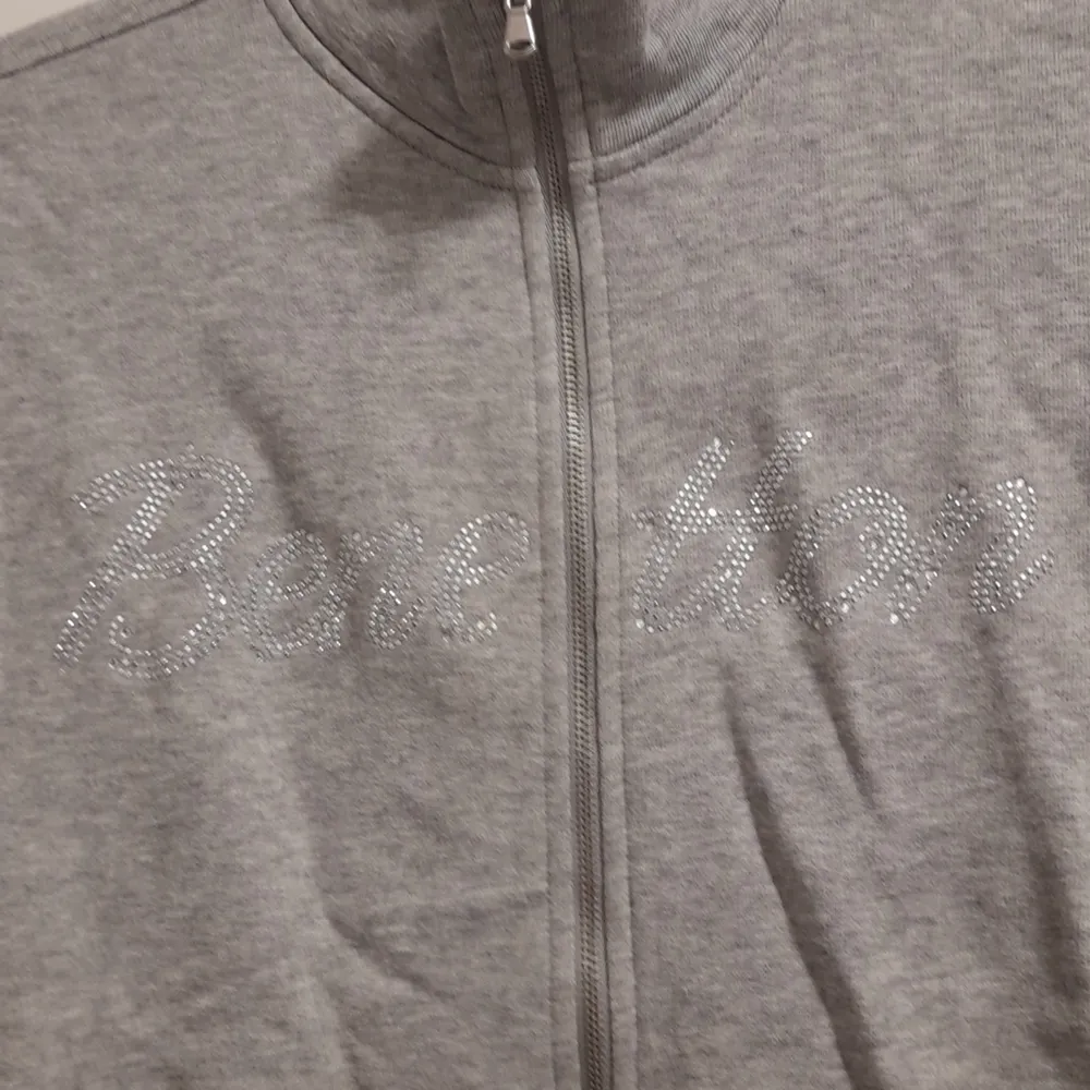 Säljer denna gråa tröja eftersom den aldrig andvänds. Nypris: 249. Den är aldrig andvänd! Den är i riktigt bra skick.😄. Tröjor & Koftor.