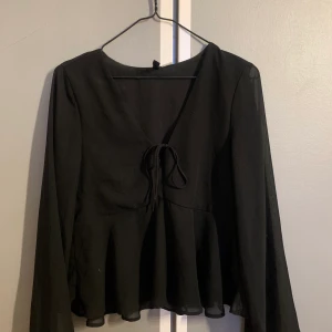 Svart blus från Hm, storlek 36.  - Säljs eftersom den börjar bli lite liten. 