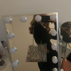 Genomskinlig väska med innerväska - Väskan är aldrig använd och i mycket bra skick. Väskan är genomskinlig med tillhörande innerväggs i konstgjort ormskinn. Den är i perfekt storlek för plånbok, mobil, nycklar osv. Buda i kommentarerna och skriv privat för fler bilder av väskan! ❤️ 