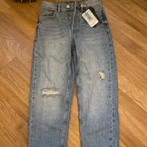Baggy jeans strl xs. Säljer pga av att de aldrig kommer till användning och dem är helt oanvända. Vid intresse kan jag skicka fler bilder💕
