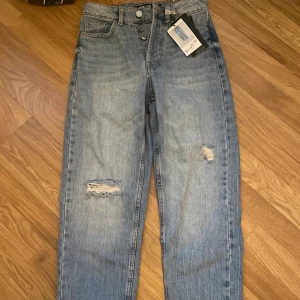Baggy Jeans xs 170kr - Baggy jeans strl xs. Säljer pga av att de aldrig kommer till användning och dem är helt oanvända. Vid intresse kan jag skicka fler bilder💕