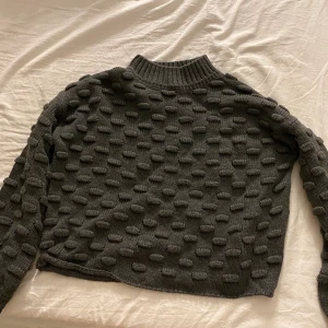 Jättefin tröja - En jättefin lite kortare tröja. Köparen står för frakten!😊