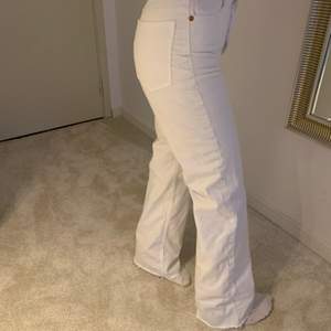 De populära vita jeansen med få kant som man kan klippa efter sin länge. Säljer pga fel storlek. I bra skick och är ej klippta. Jag är 176 cm. Köparen står för frakt💕 Buda om det behövs!