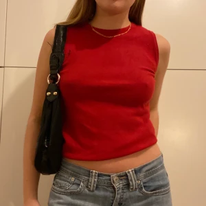 Fin väst/topp i rött  - Budgivning om fler är intresserade eller så kan man köpa loss direkt för ett högre pris 💞jag är S. frakt på 45kr eller så möts vi på söder 