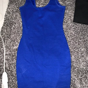 Blå klänning - Blå fin kortare klänning.