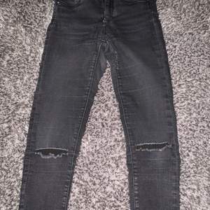 Svarta jeans med hål på knäna från bikbok