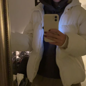 puffer jacket - Säljer denna jacka som är helt ny med lapparna kvar. Storlek S men lite oversized. nypriset va 499 men säljer för 399. Köparen står för frakt🤍