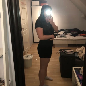 Shorts kostymbyxor - Skitsnygga shorts i kostymbyxstil! Har tyvärr aldrig kommit till användning så säljer därför dom vidare, inköpta på Ullared för några år sedan. Står M som storlek men passar mig som har L i shorts, har dessutom öglor så man kan ha skärp i! Köparen står för frakt OBS finns billigare frakt men paketet är isåfall inte spårbart!