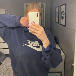 Nike sweatshirt  - Väldigt fin Nike sweatshirt. Kommer tyvärr inte till användning. Inga hål på själva sweatshirten. Men muddarna nere vid armarna kan vara lite slitna. Annars jätte fin! 💕 passar på vilket kön osv som helst! 🥰