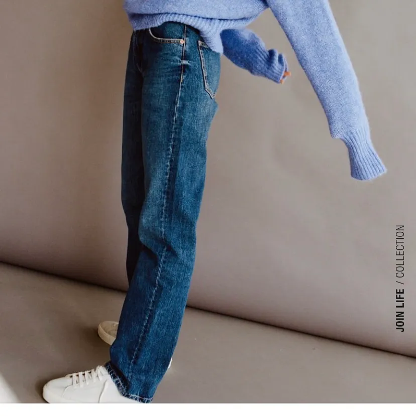 Midwaisted jeans från Zara, oanvända med lappen kvar! Slutsålda på hemsidan, säljer endast pga fel köp av storlek 💖. Jeans & Byxor.