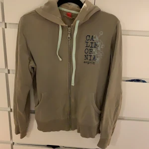 Hoodie  - Säljer denna fina hoodie, den är sjukt bekväm och skön. Den är oversized i storlek XL men passar alla storlekar 